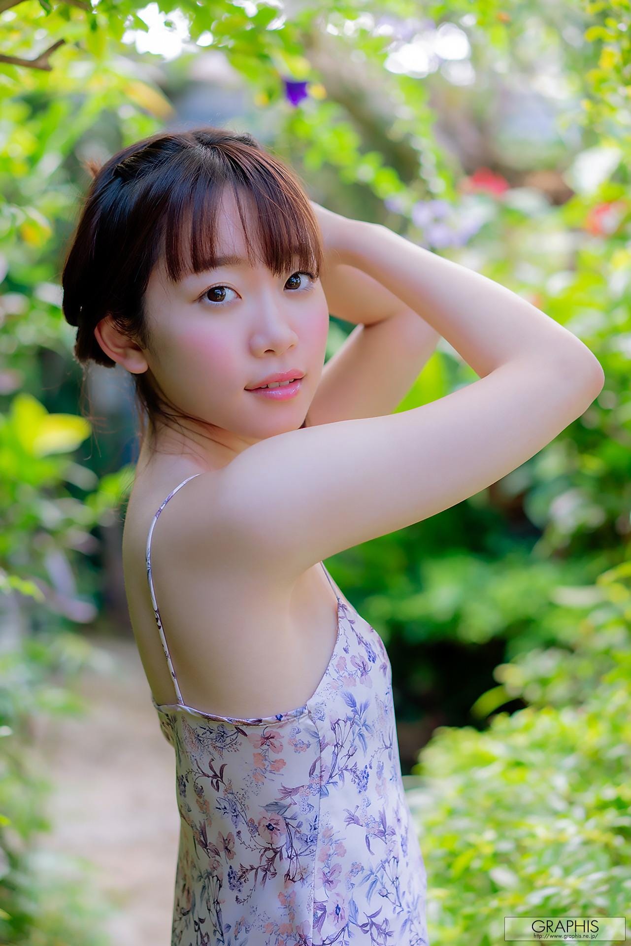 日本写真女神展现校服制服美女白嫩肌肤与粉嫩身姿